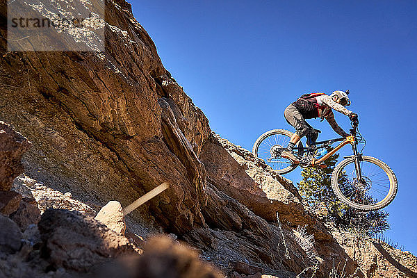 Ein Mountainbike fährt bergab in Grand Junction  Colorado.