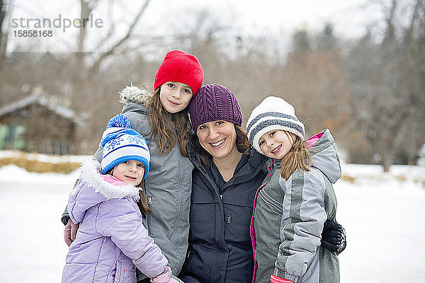 Mutter und Töchter im Winter im Freien