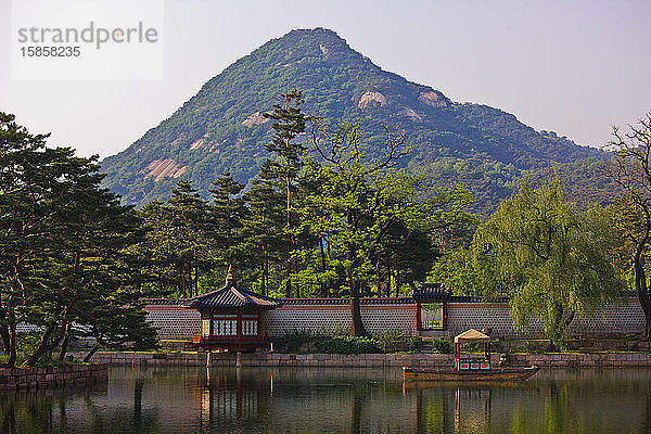 Foto von Teehaus und See im Königspalast Gyeongbok-gung / Seoul