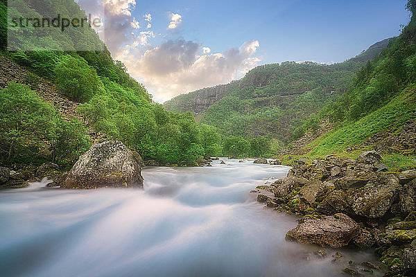 Wunderschöne Stromschnellen des Flam-Flusses bei Sonnenuntergang  Norwegen