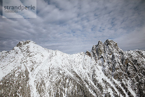 Luftaufnahme der schönen schneebedeckten Berge im Winter