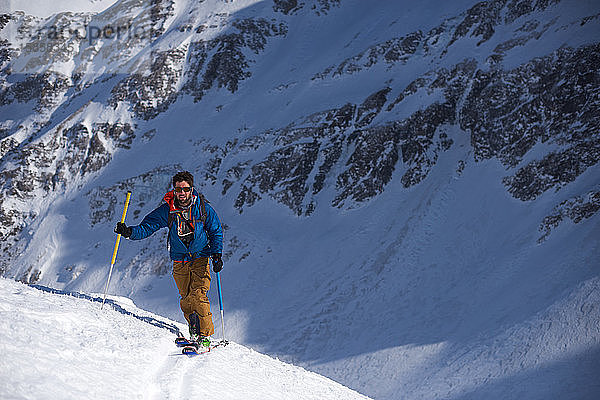Mann in blauer Jacke Skitouren