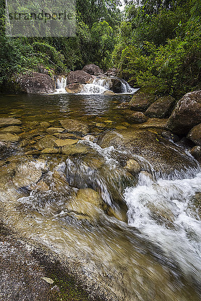 Wunderschöne Wasserfall-Landschaft am üppig grünen Regenwaldfluss