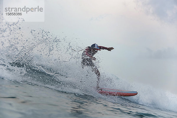 Surfer auf einer Welle