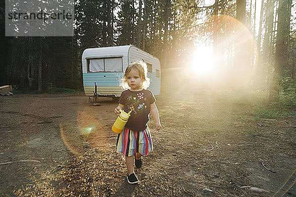 Ein Kind geht bei Sonnenuntergang auf einem Campingplatz in der Nähe von Mt. Hood  Oregon  spazieren.