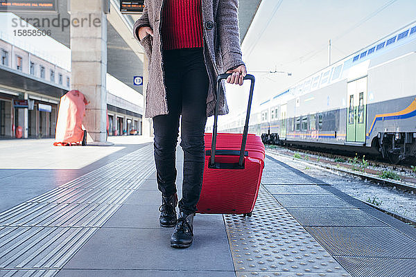 Nahaufnahme einer gehenden und Gepäck schleppenden Frau