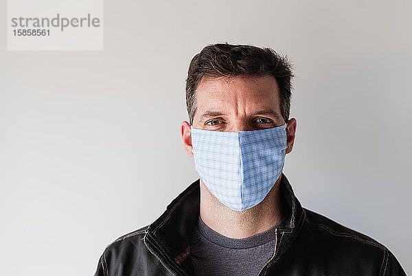 Mann trug während der Covid-19-Pandemie eine selbstgemachte Gesichtsmaske aus Stoff.