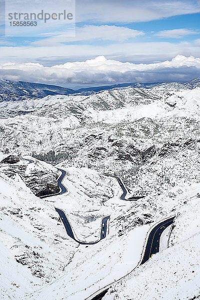 Tizi N'Tichka-Pass im Atlas-Gebirge bei winterlichem Schnee  Marokko