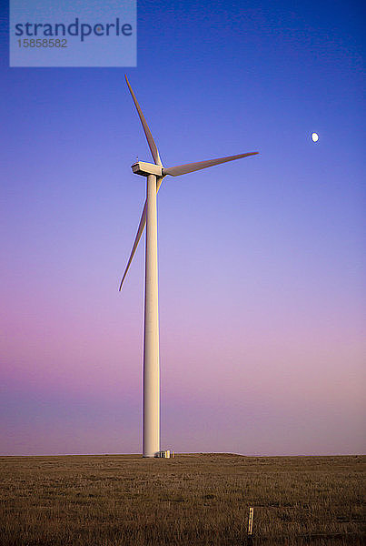 Windturbine im Feld gegen blauen Himmel in der Dämmerung