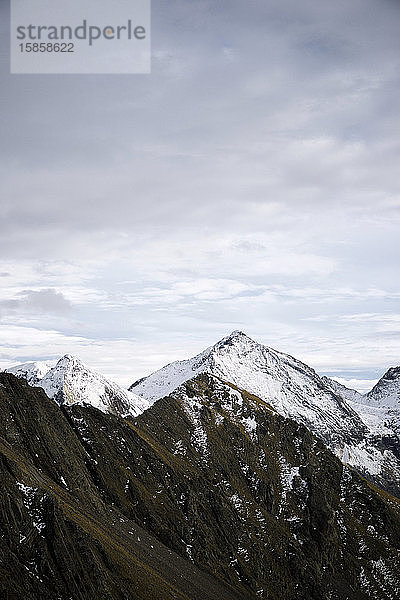 Schneebedeckte Gipfel im Tena-Tal  Provinz Huesca  Aragonien in Spanien.