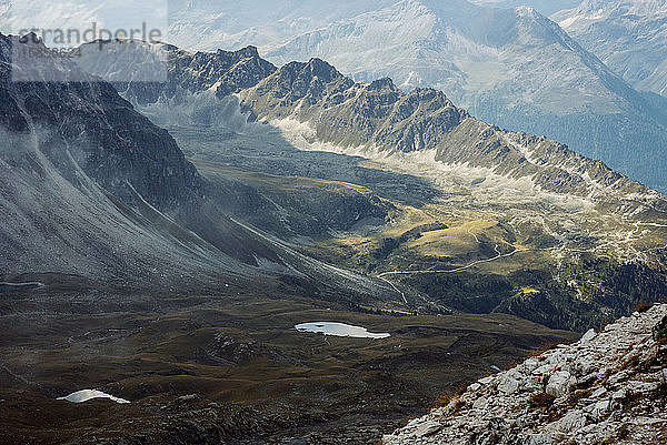 Blick auf die schöne stimmungsvolle Landschaft in den Alpen.