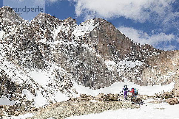 Bergsteiger wandern zum Longs Peak im Rocky Mountain-Nationalpark