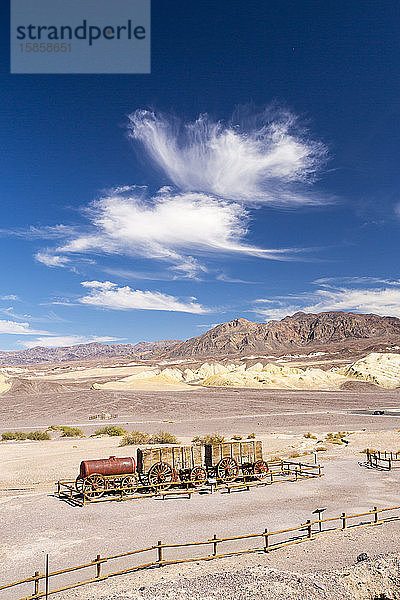 Ein alter Waggonzug im Harmony Borax-Werk im Death Valley  dem tiefsten  heißesten und trockensten Ort der USA  mit einer durchschnittlichen jährlichen Niederschlagsmenge von etwa 2 Zoll  in manchen Jahren nicht