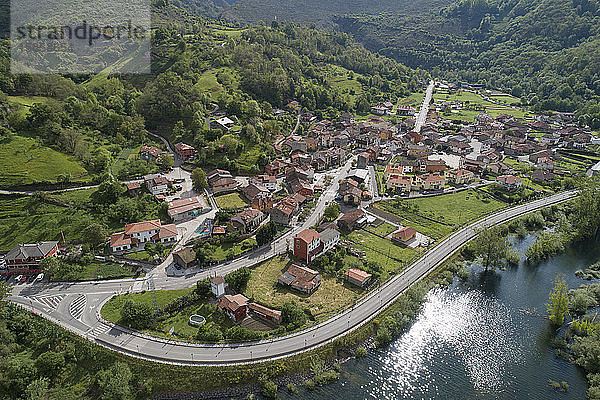 Stadt Rioseco in Asturien aus der Luft viw