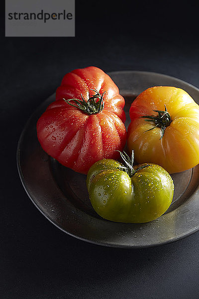 Erbstück-Tomaten auf Zinnteller