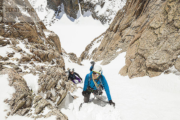Bergsteiger besteigen Schnee-Couloir auf dem Mount Lady Washington