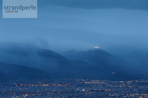 Blick auf den Berg Parnitha und die Stadt Athen  Griechenland.