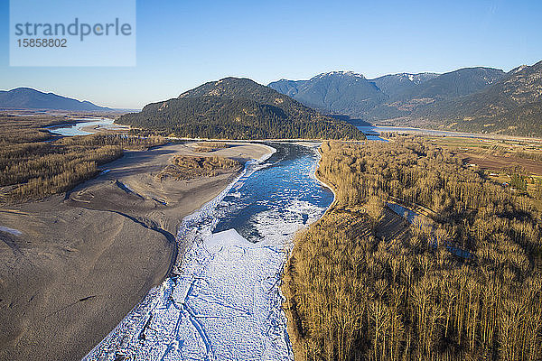 Eis bildet sich auf dem Fraser River in der Nähe von Chillwack  B.C.  Kanada.