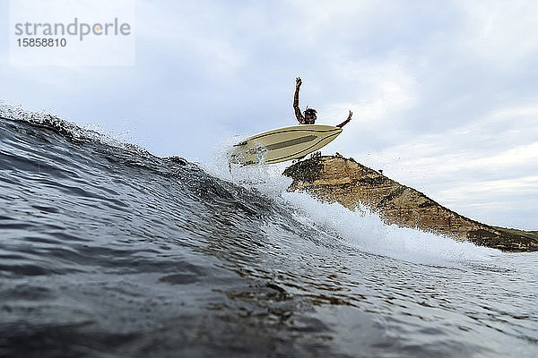 Surfer auf einer Welle