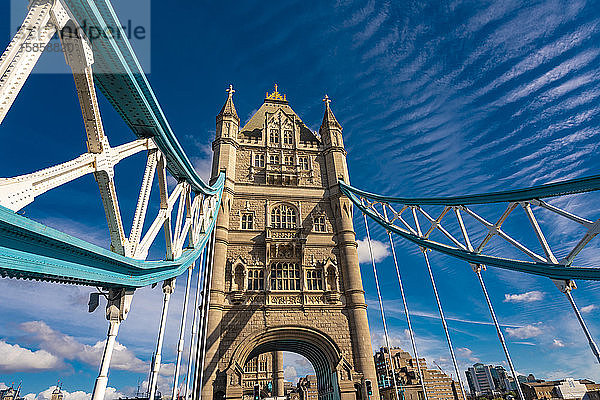 Details zur Tower Bridge in London mit blauem Himmel