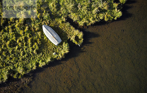 Einsames Holzboot am Flussufer liegend