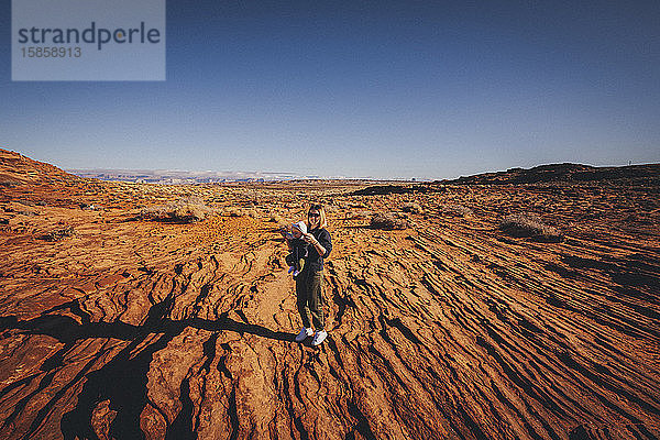 Eine Frau mit einem Kind steht in der Nähe von Horseshoe Bend  Arizona