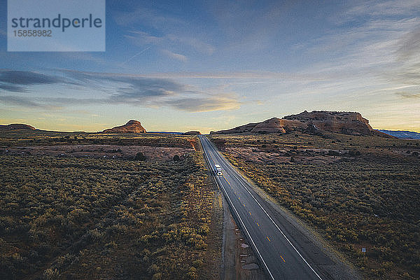 Einsame Straße in Utah am Abend mit einem Lastwagen von oben