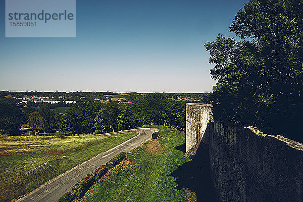 Blick von der mittelalterlichen Mauer in Provins  Frankreich