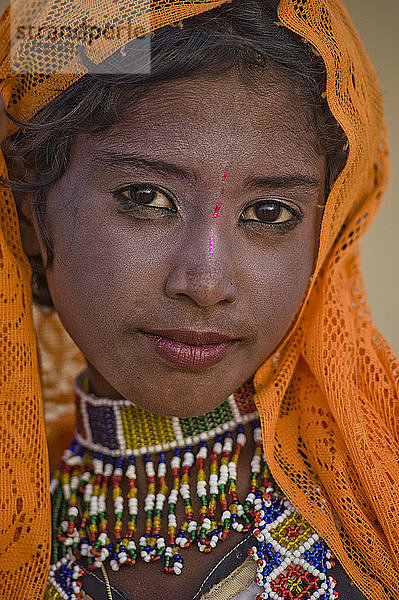 Junges Mädchen aus Rajasthan mit traditionellem Aussehen