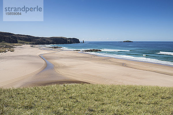 Grassanddünen und Strand an der isolierten Bucht von Sandwood  Sutherland  Schottland