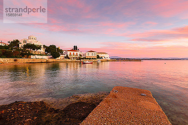 Häuser und eine Kirche im Hafen des Dorfes Spetses  Griechenland.