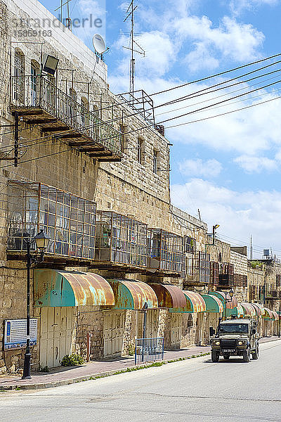 Leere Geschäfte und Gebäude in der Shuhada Street  Hebron  Westjordanland  Palästina