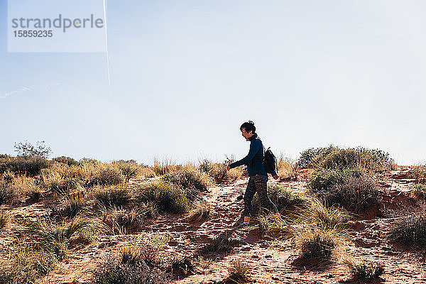 Wanderin beim Wandern durch die Wüstenlandschaft