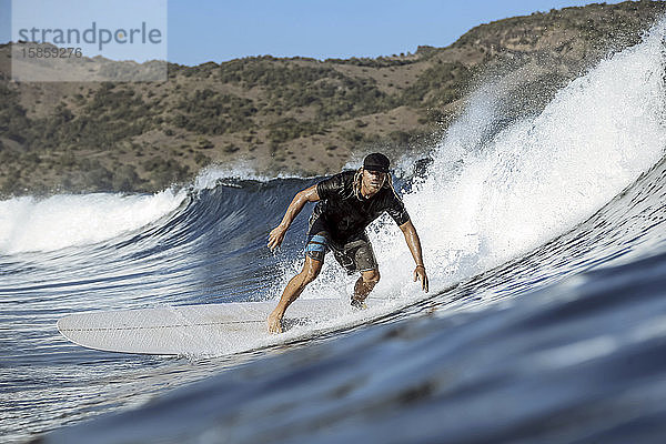 Surfer auf einer Welle