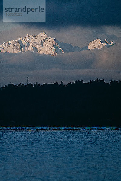 Mount Constance von der anderen Seite des Puget Sound im Großraum Seattle