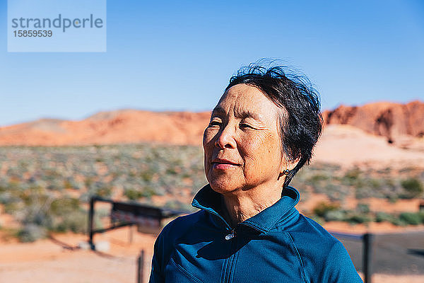 Ältere asiatische Frau in der Wüste