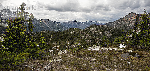Landschaftliche Ansicht der Berge an einem Sommertag in den Coast Mountains von Britisch-Kolumbien.