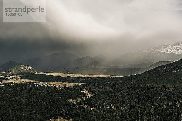 Ein Sturm zieht über den Rocky Mountain National Park  Colorado...