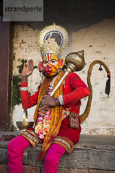 Ein als Hindu-Gott verkleideter Mann im Pashupatinath-Tempel  Kathmandu