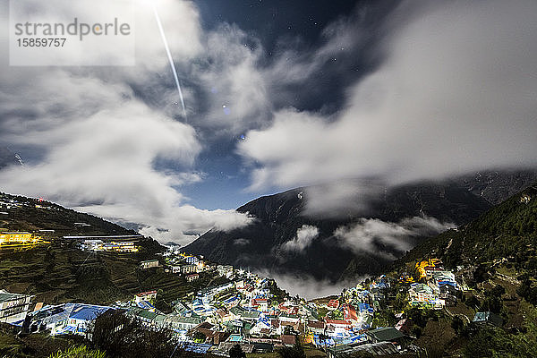 Namche Bazar in der Everest-Region von Nepal bei Nacht