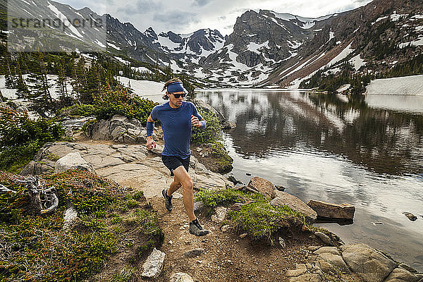 Man Trail verläuft am Seeufer in Indian Peaks Wilderness  Colorado