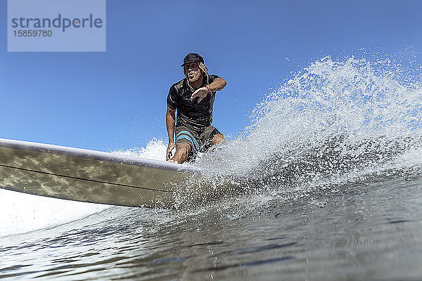 Surfer auf einer Welle