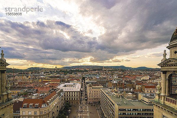 Blick von der Stephansbasilika auf Budapest im Herbst