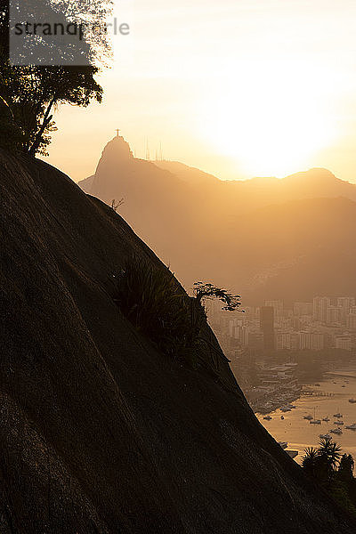 Wunderschöne Sonnenuntergangslandschaft von Christus dem Erlöser und Corcovado