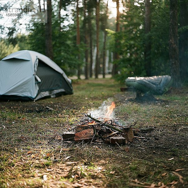 Camping im Wald in der Nähe des Lagerfeuers