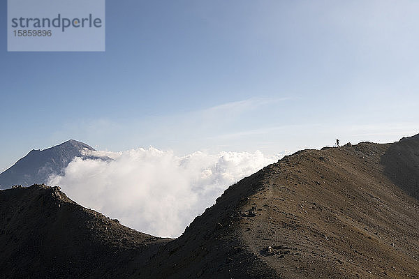 eine Person läuft in der Nähe des Gipfels des Vulkans Iztaccihuatl in Mexiko