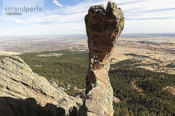 Frauenfelsen erklimmt The Maiden in Flatirons oberhalb von Boulder  Colorado