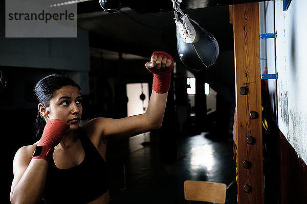 junge Frau  die im Fitnessstudio Boxen übt