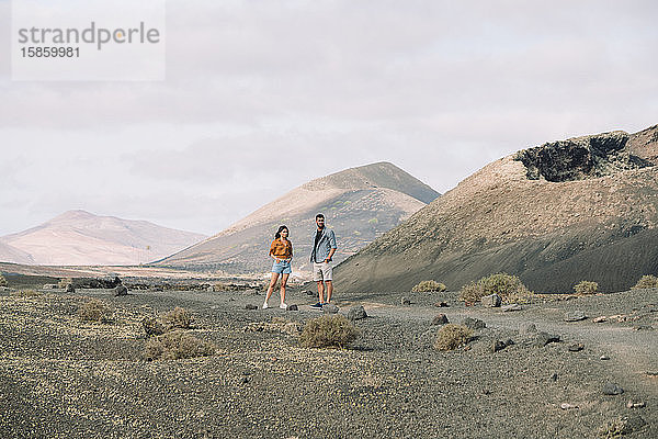 Ehepaar posiert vor dem Vulkan Cuervo auf Lanzarote  Timanfaya.