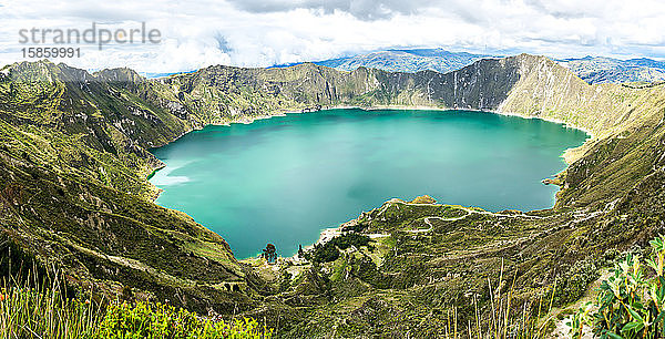 Riesiger  türkisfarbener See in Quilotoa  ecuadorianische Route der Andenvulkane